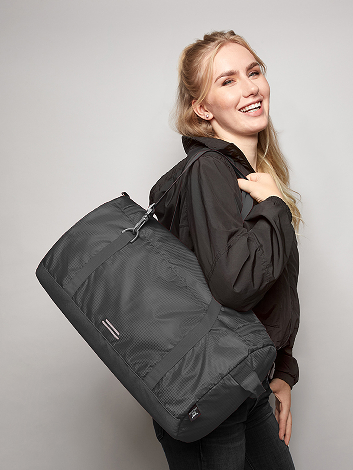 Sporttasche OUTDOOR anthrazit mit Model