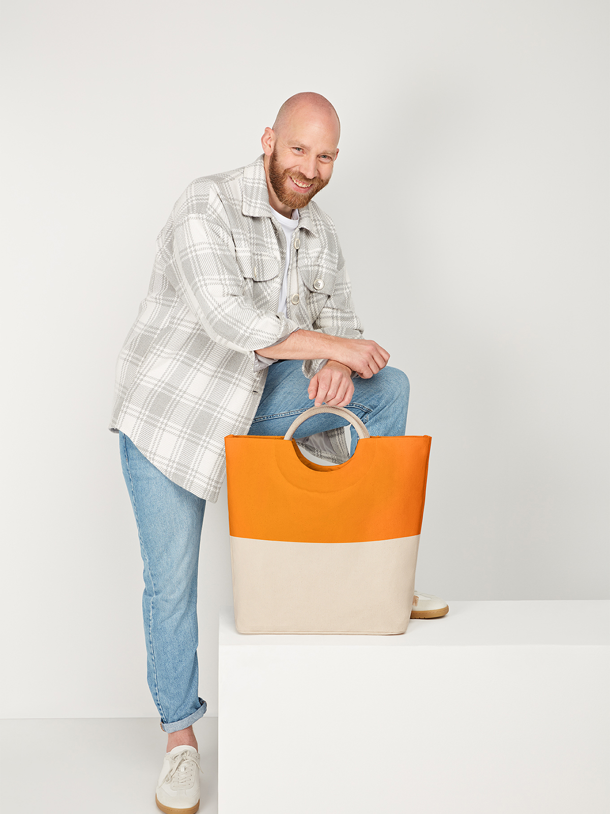 shopper SUNNY orange featuring a model