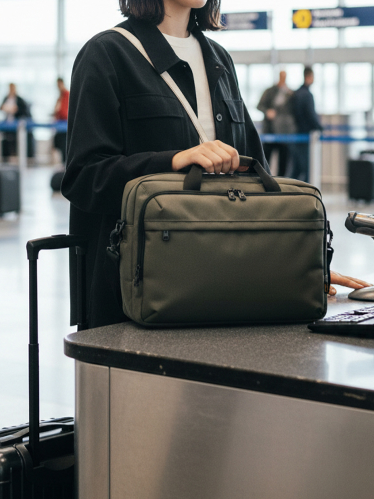 Business-Tasche MISSION taupe mit Model