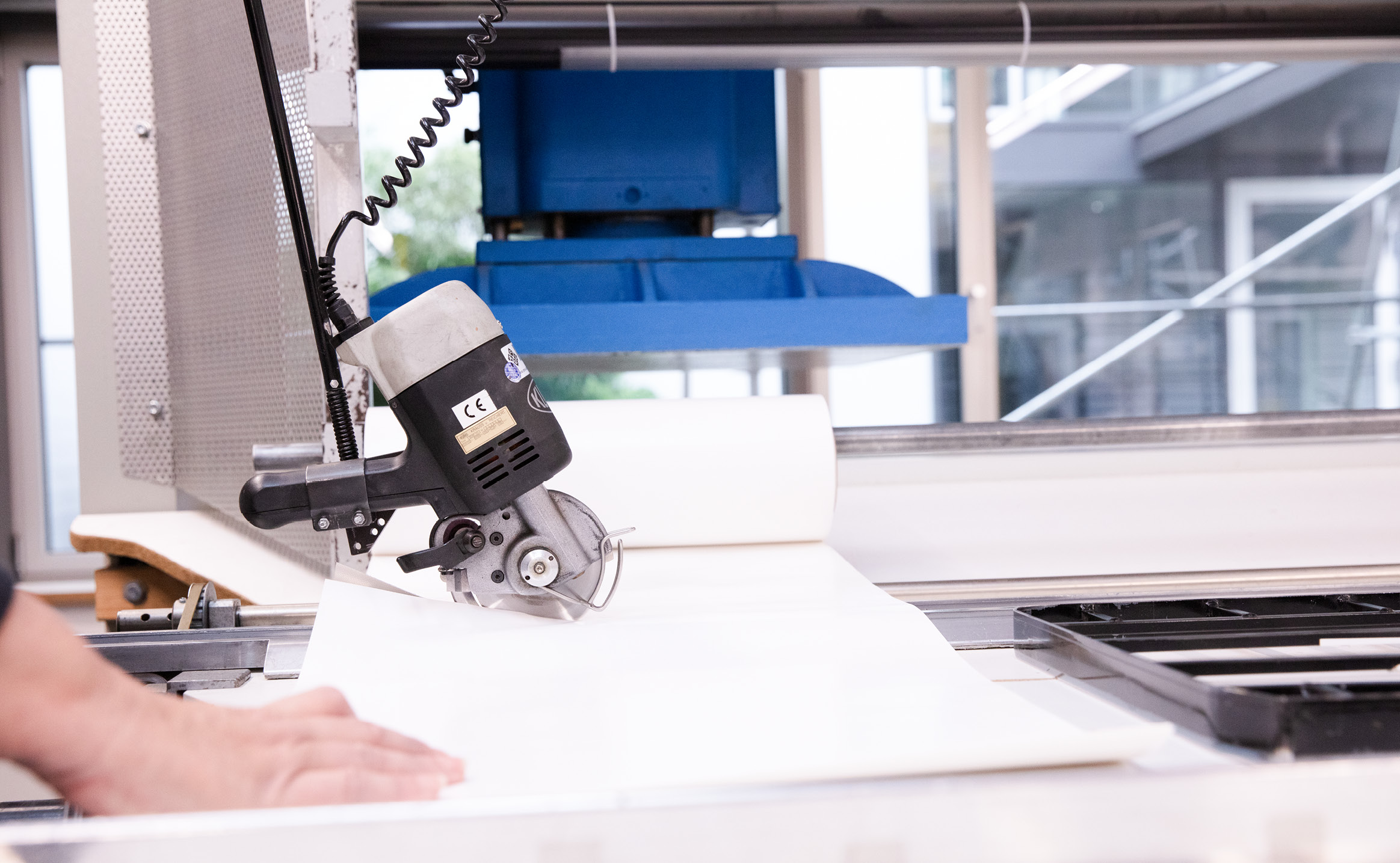 Materialzuschnitt im Musterbau für Prototypen und individuelle Taschenfertigung