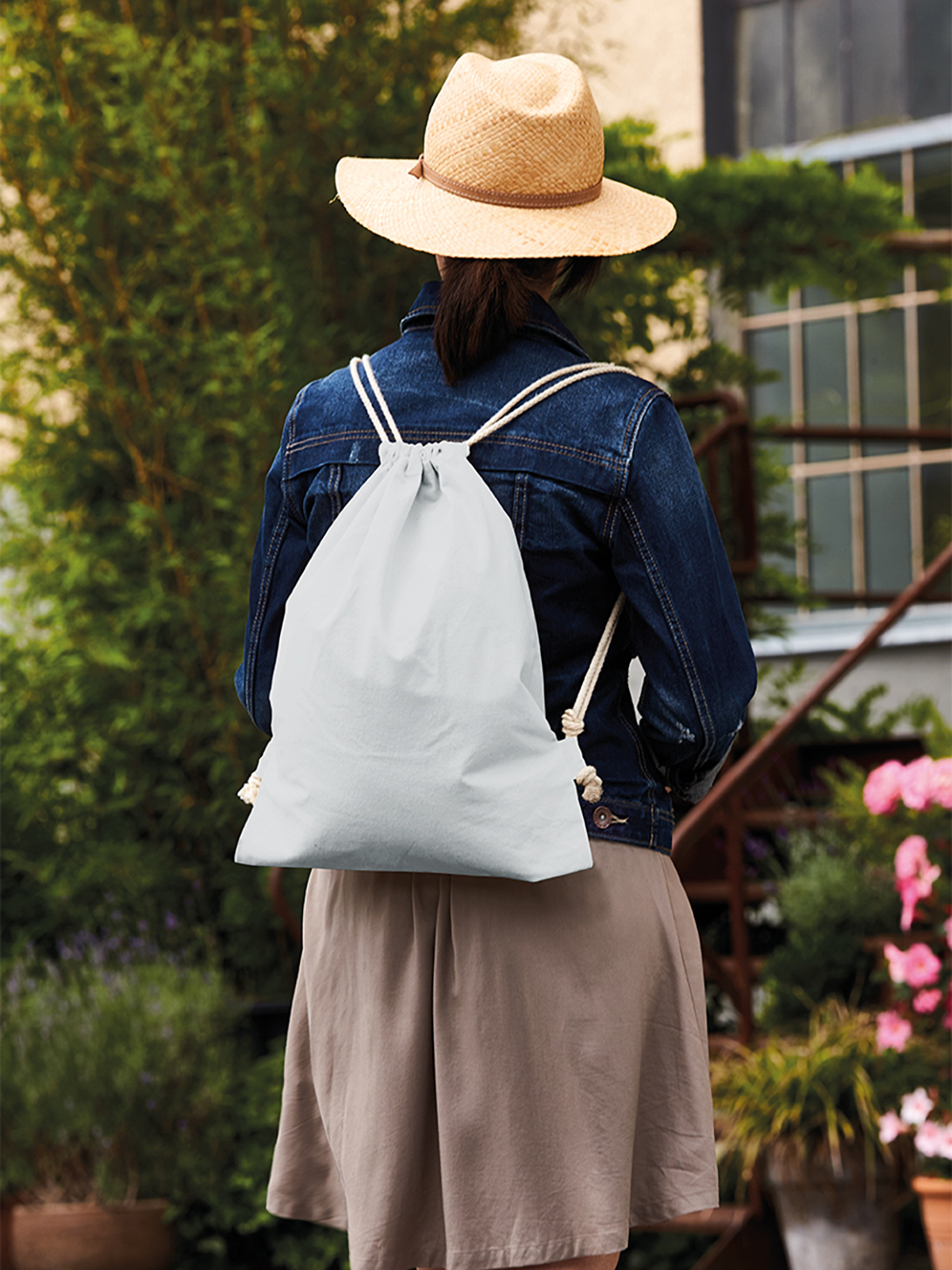 drawstring bag EARTH white featuring a model