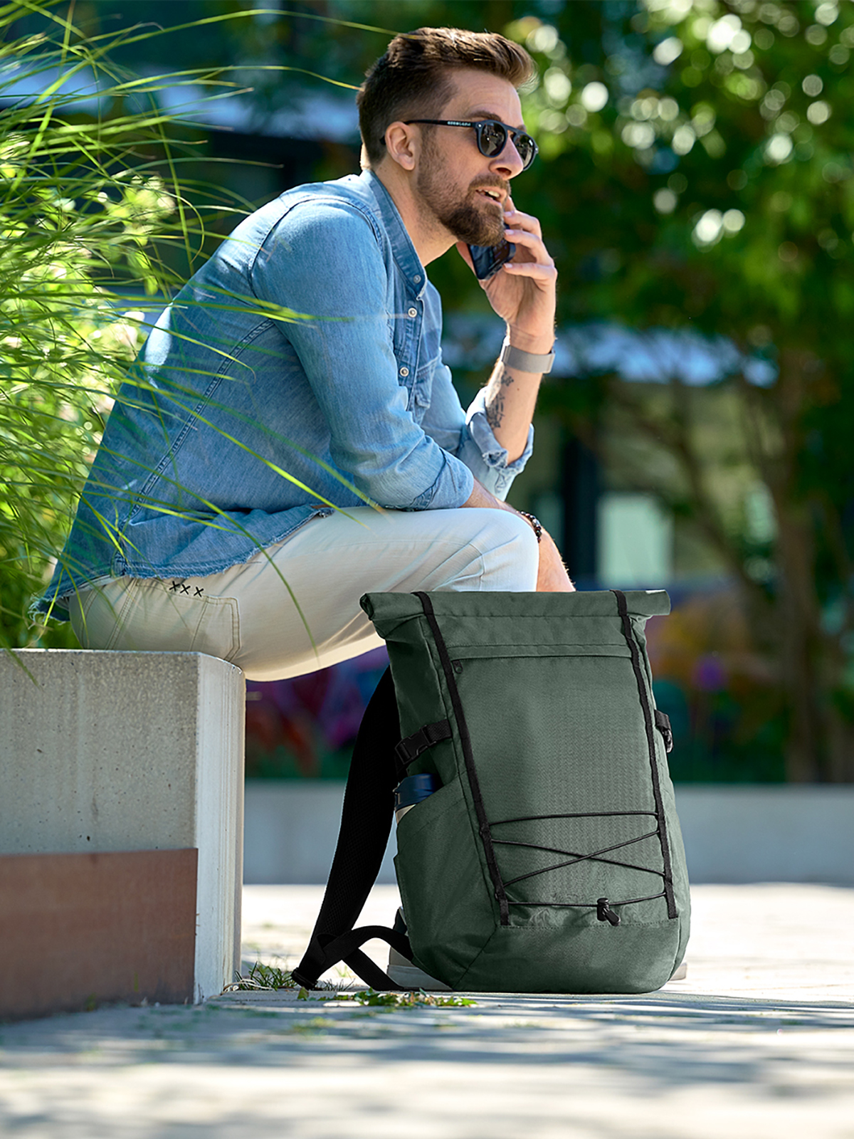 Notebook-Rucksack FLEX gruengrau mit Model