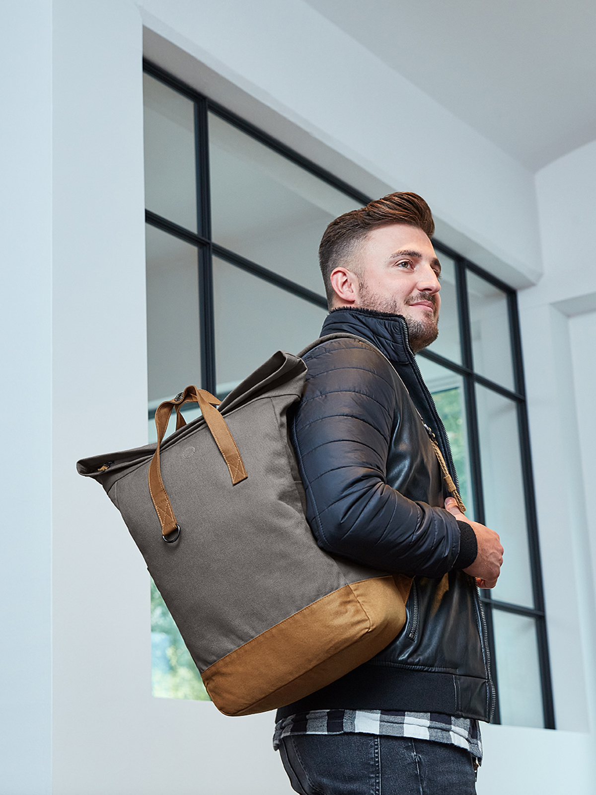 Notebook-Rucksack LIFE grau-braun mit Model