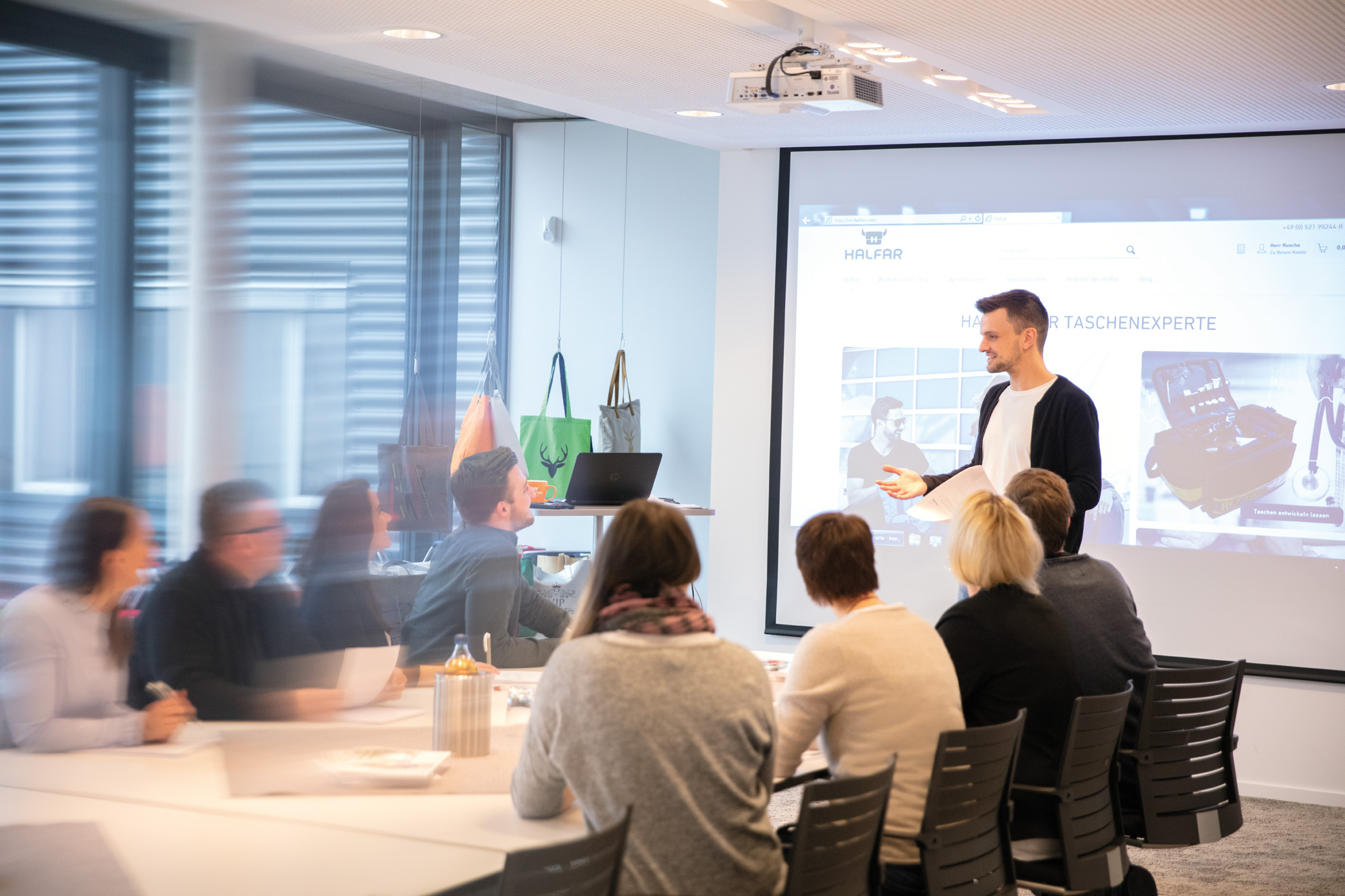 Halfar Mitarbeitende im Konferenzraum bei Halfar