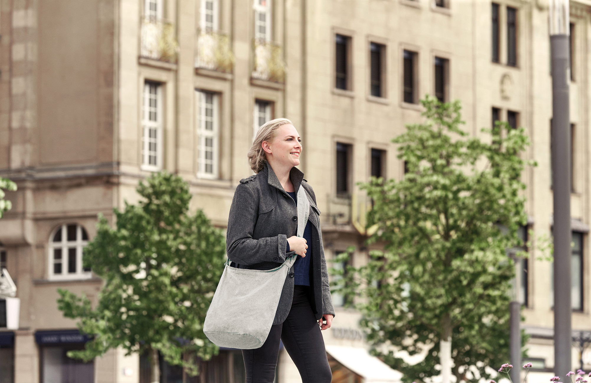 Beige PLANET Schultertasche wird im Alltag draussen getragen.