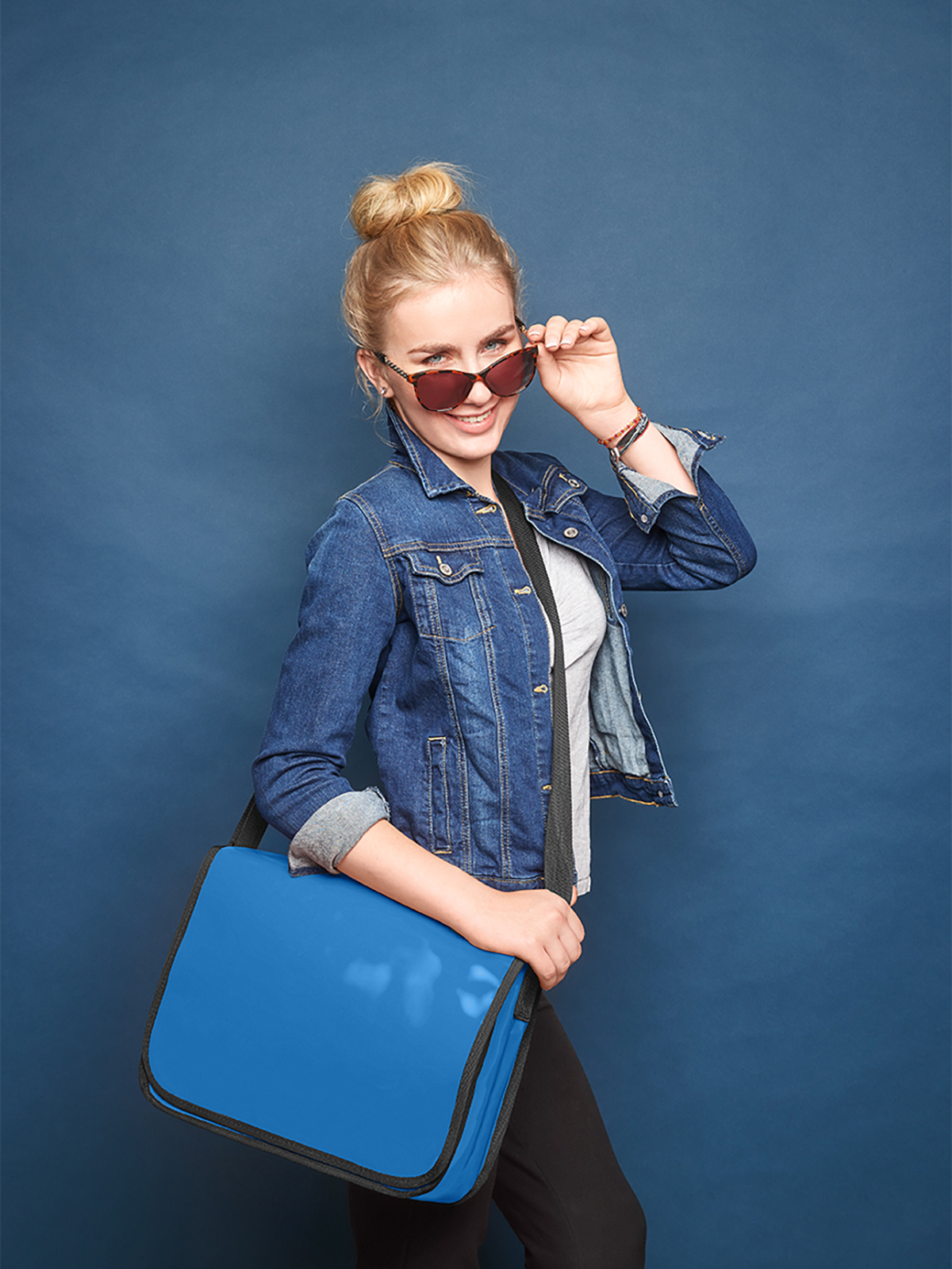 LorryBag® ECONOMY cyan featuring a model