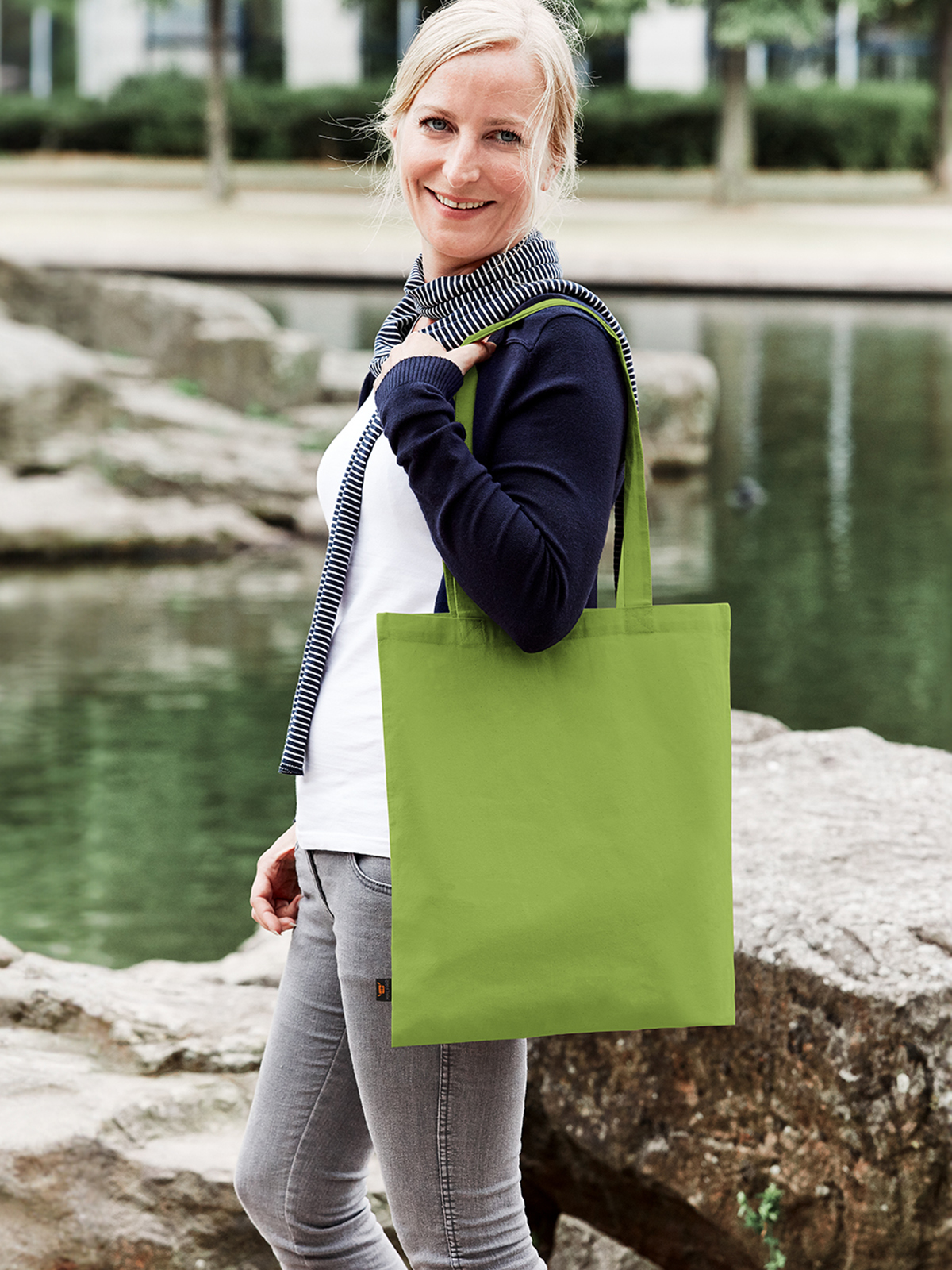shopper EARTH apple-green featuring a model