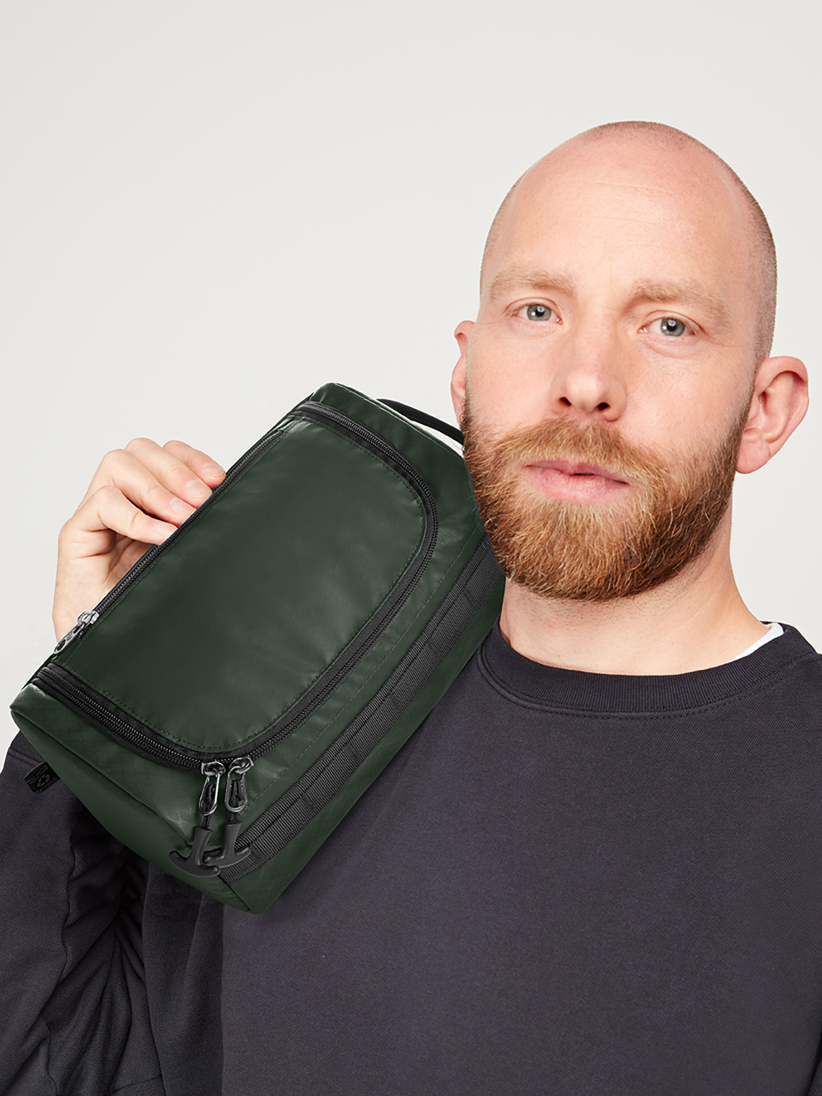 Kulturtasche ACTIVE dunkelgruen mit Model