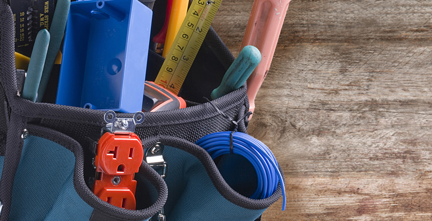 Werkzeugtasche mit vielen Werkzeugen als Beispiel