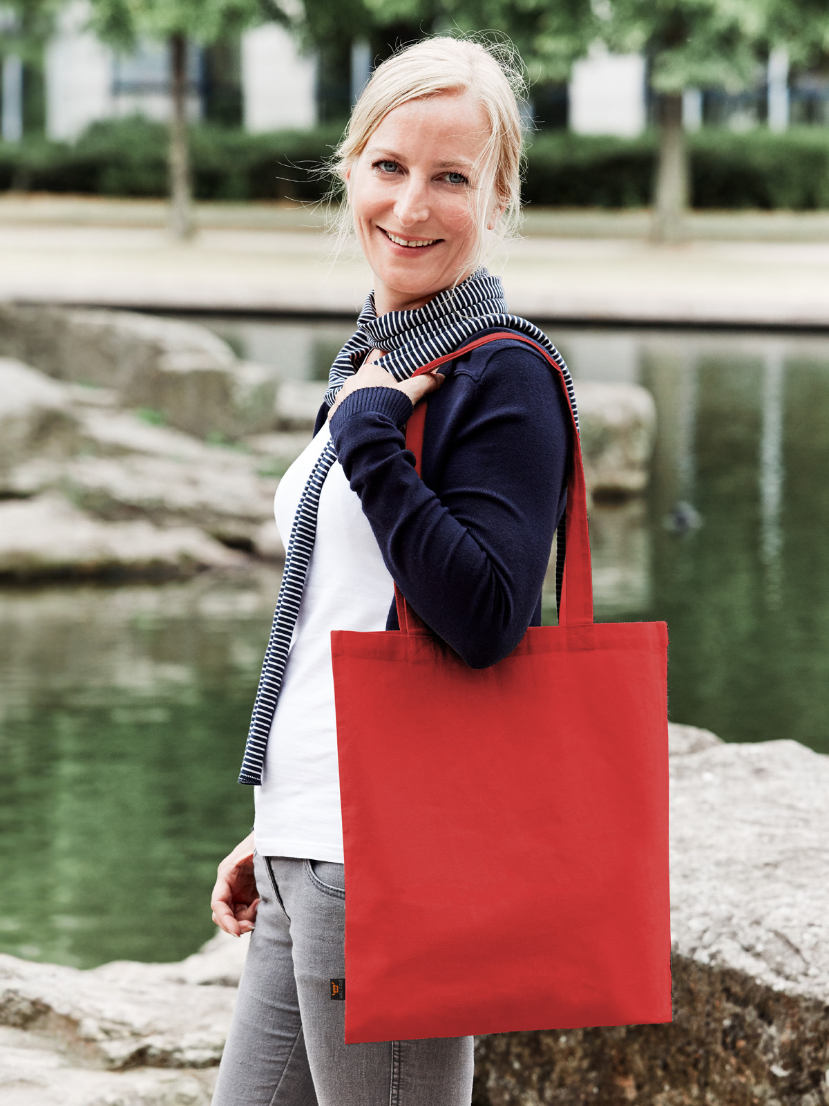 shopper EARTH red featuring a model