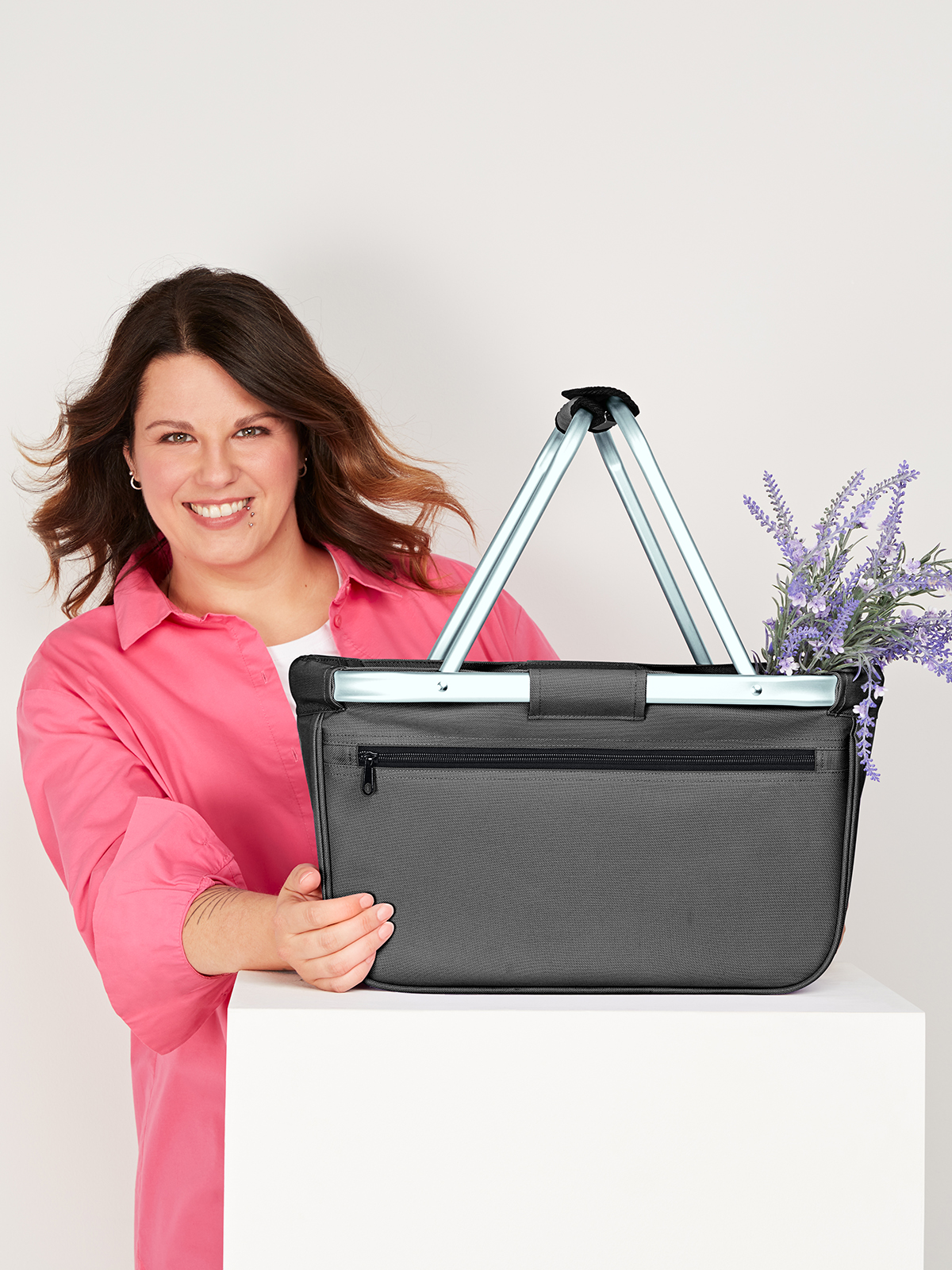 shopper BASKET anthracite featuring a model