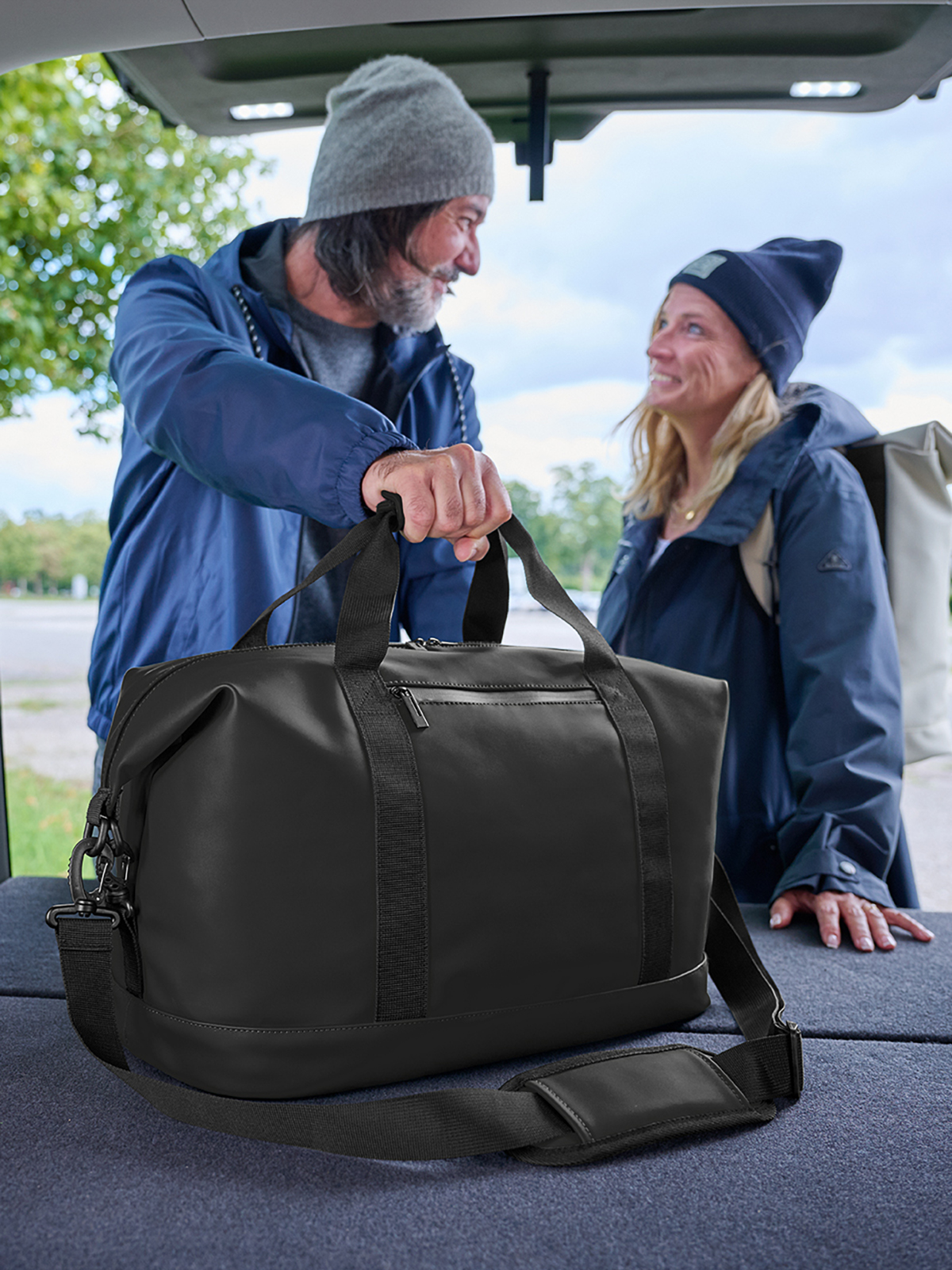 sport/travel bag PURE black featuring a model