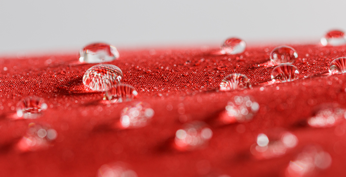 Wassertropfen auf wasserabweisendem Cordura-Material