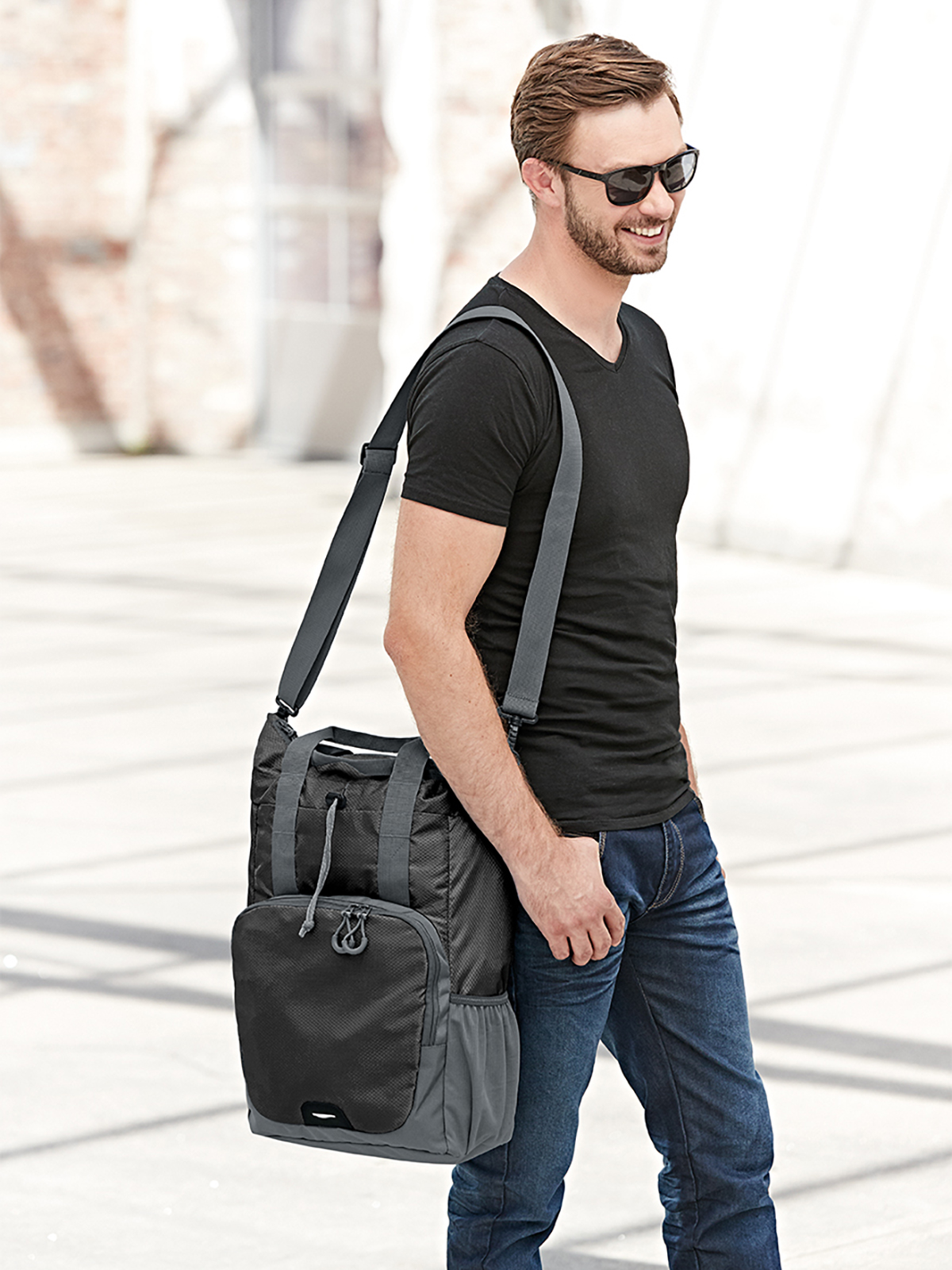 multi bag STEP black featuring a model