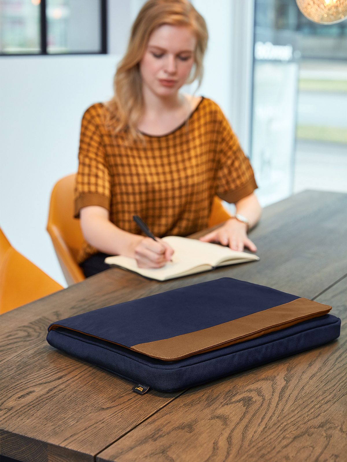 Huelle LIFE marine-braun mit Model