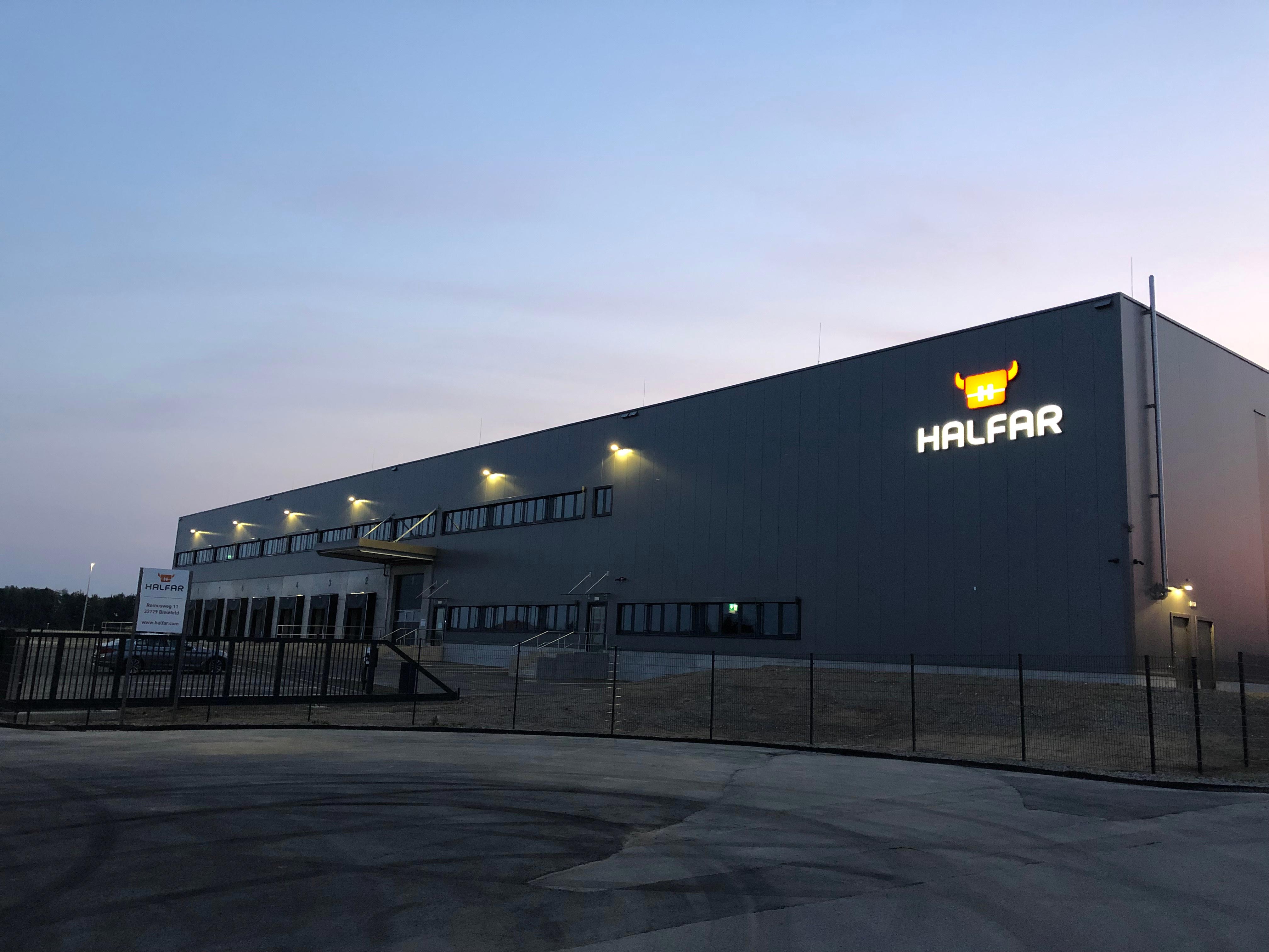 Das hochmoderne Logistikzentrum von Halfar in Bielefeld-Altenhagen in der Abenddämmerung