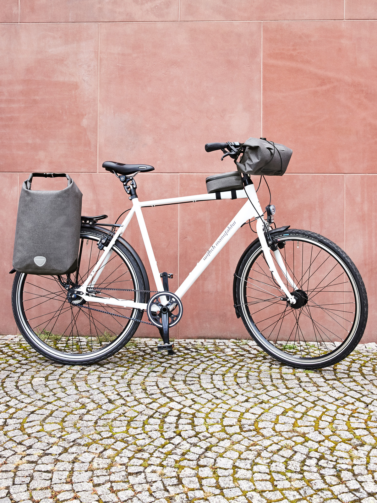 Serie CYCLE grau-meliert auf Fahrrad vor Wand