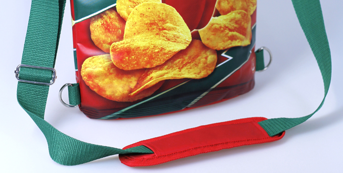 Detailansicht der Crunchips Kuehltasche mit Reissverschluss und verstellbarem Schultergurt.