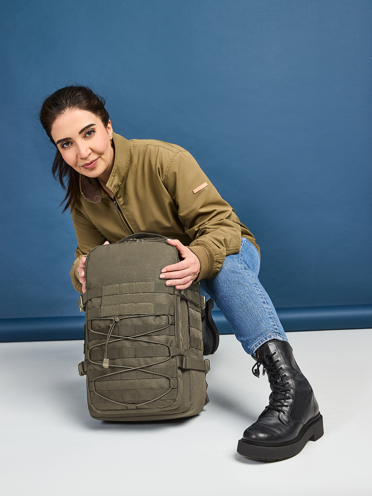 Notebook-Rucksack MOLLE oliv mit Model