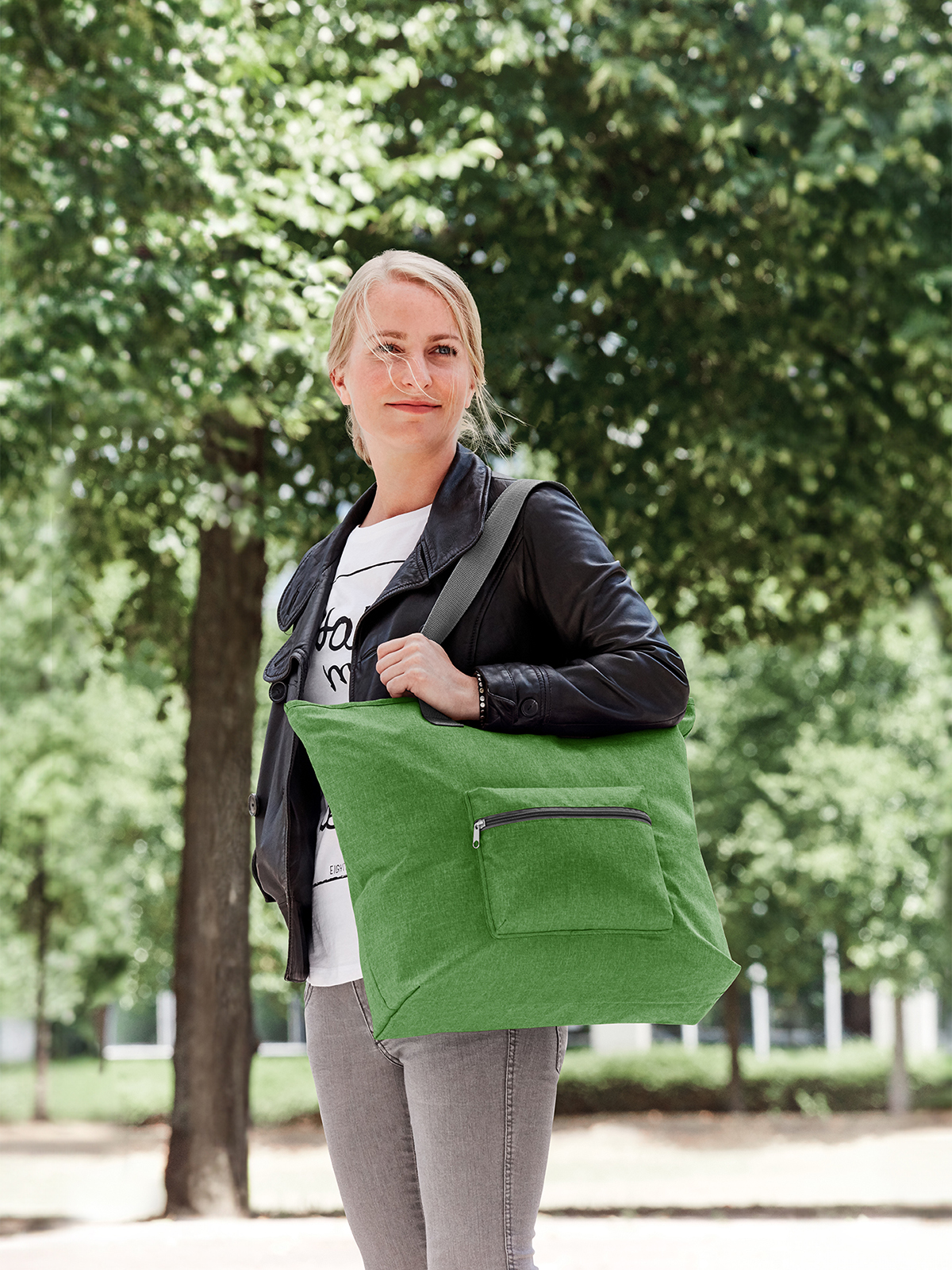 Shopper SKY maigruen mit Model