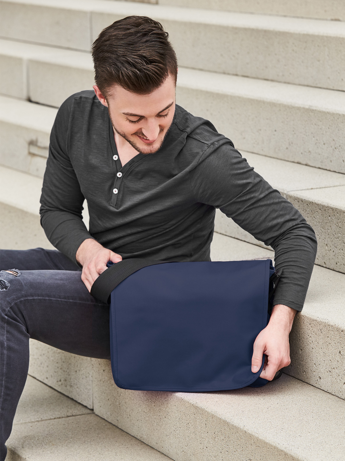 Promotiontasche KURIER marine mit Model