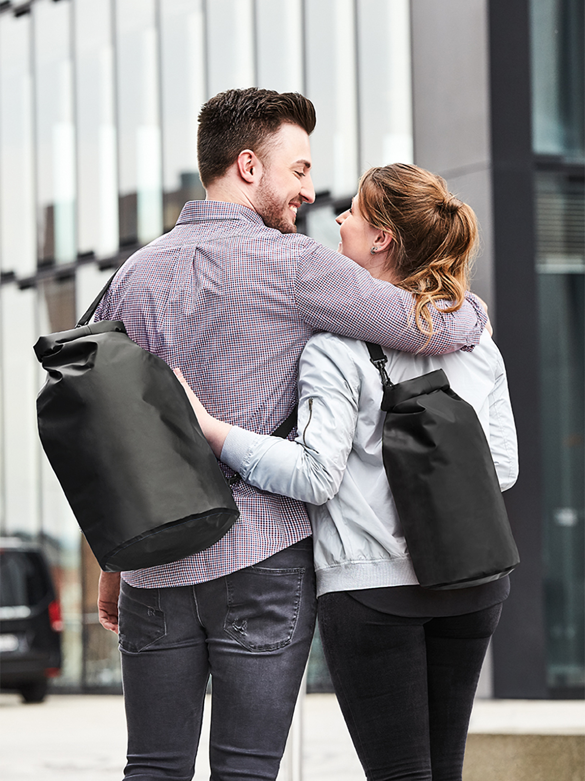 Drybag SPLASH and Drybag SPLASH 2 black-matt worn on the back