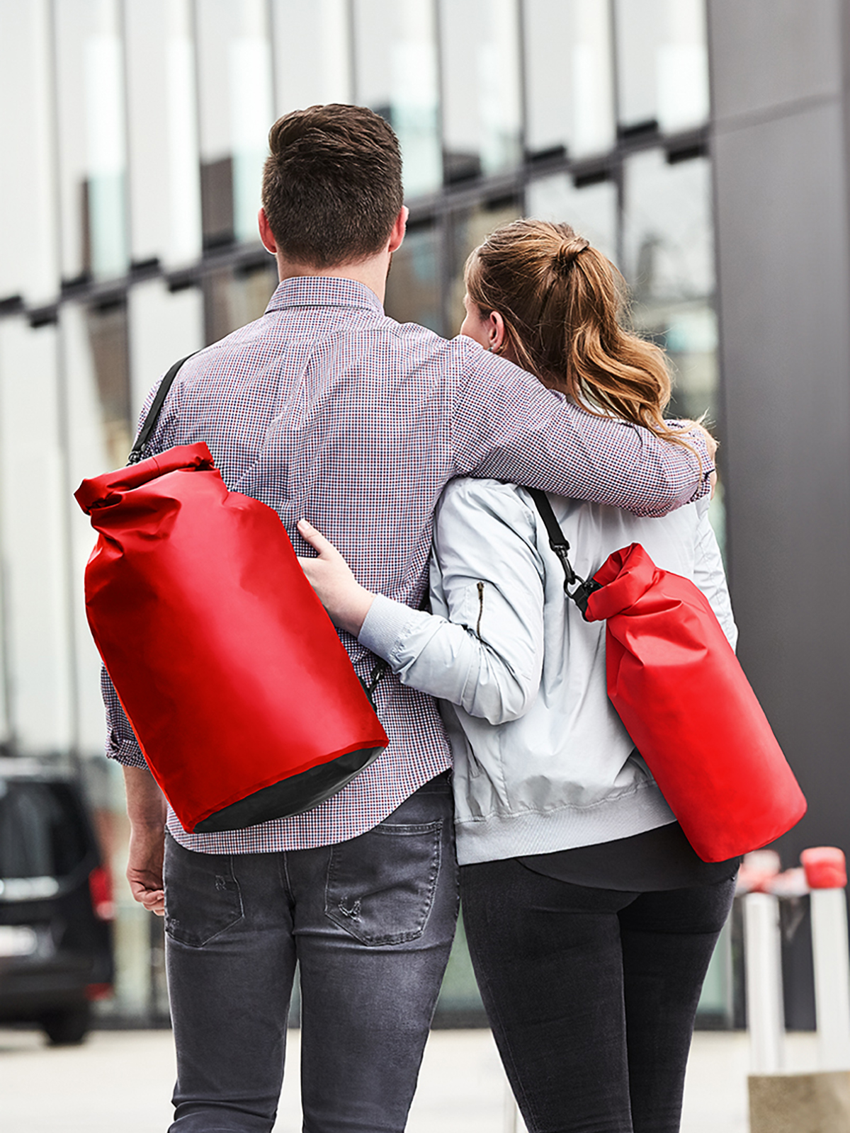 Drybag SPLASH und Drybag SPLASH 2 rot auf Ruecken getragen