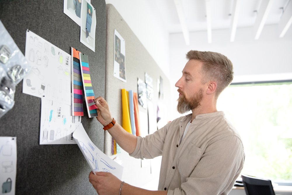 HALFAR® Designer mit Skizze einer Tasche und Farbmustern