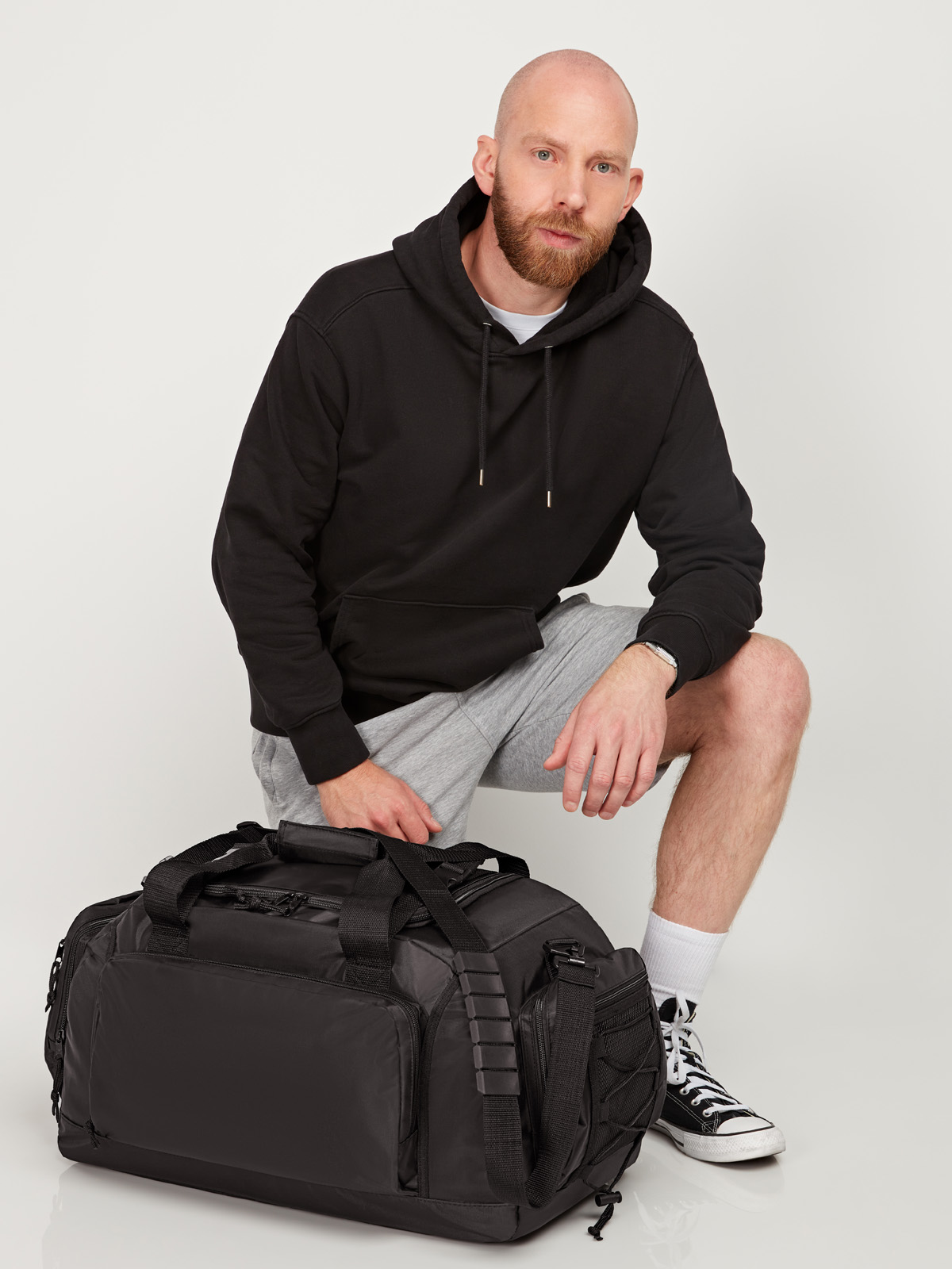 Sport-/Reisetasche SPORT schwarz vor Model