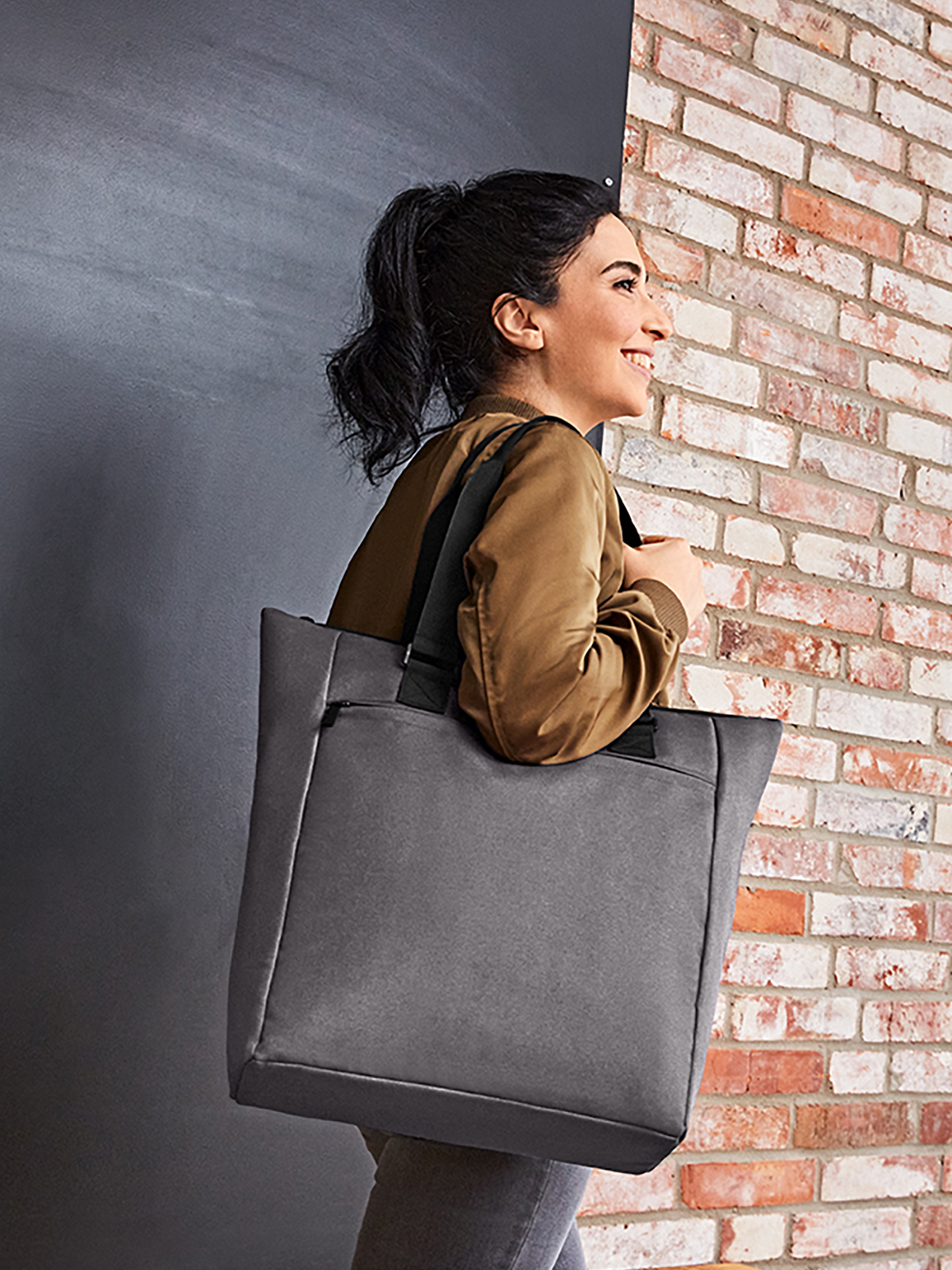cooler shopper DAILY anthracite featuring a model