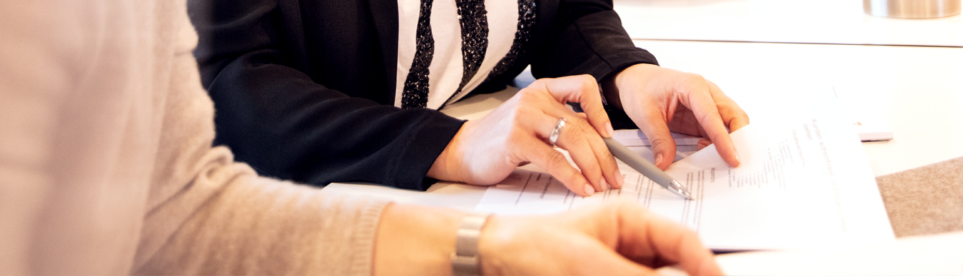 Mitarbeitende klären Fragen