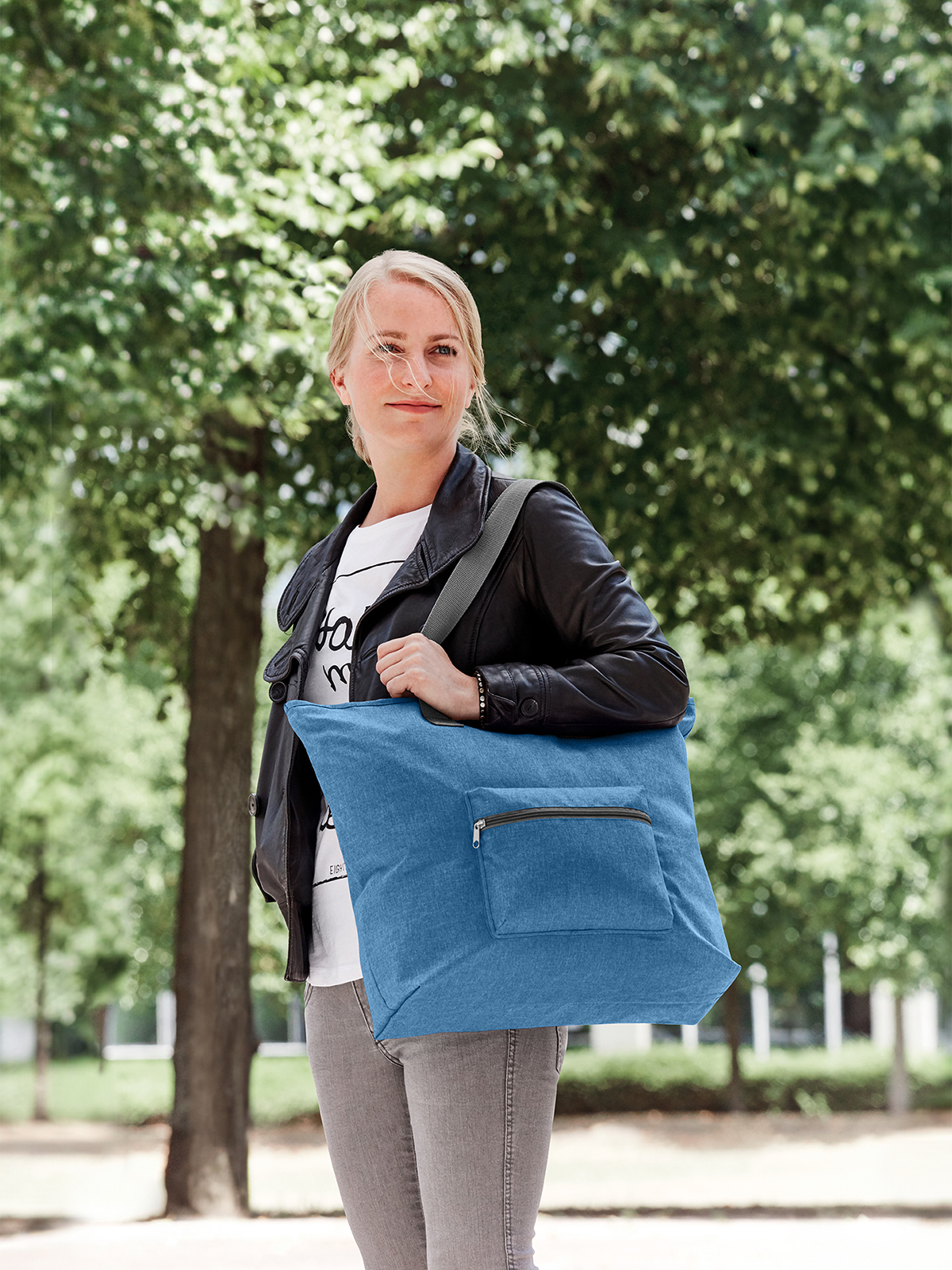 shopper SKY blue featuring a model