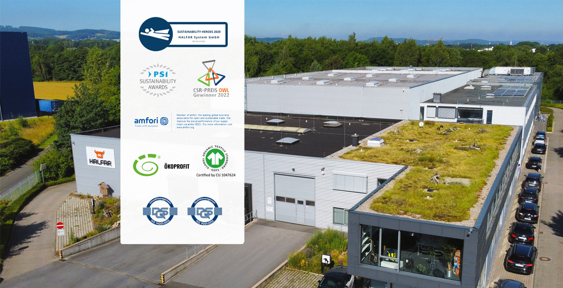 Logos von Auszeichnungen, Zertifikaten und Preise von Halfar im Bereich Nachhaltigkeit sowie das Firmengebäude im Hintergrund