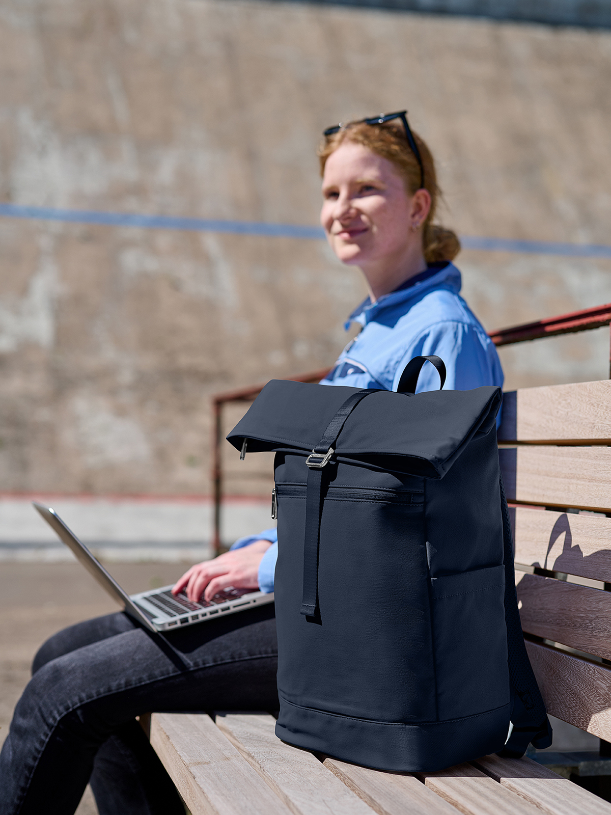 laptop backpack STAR navy featuring a model