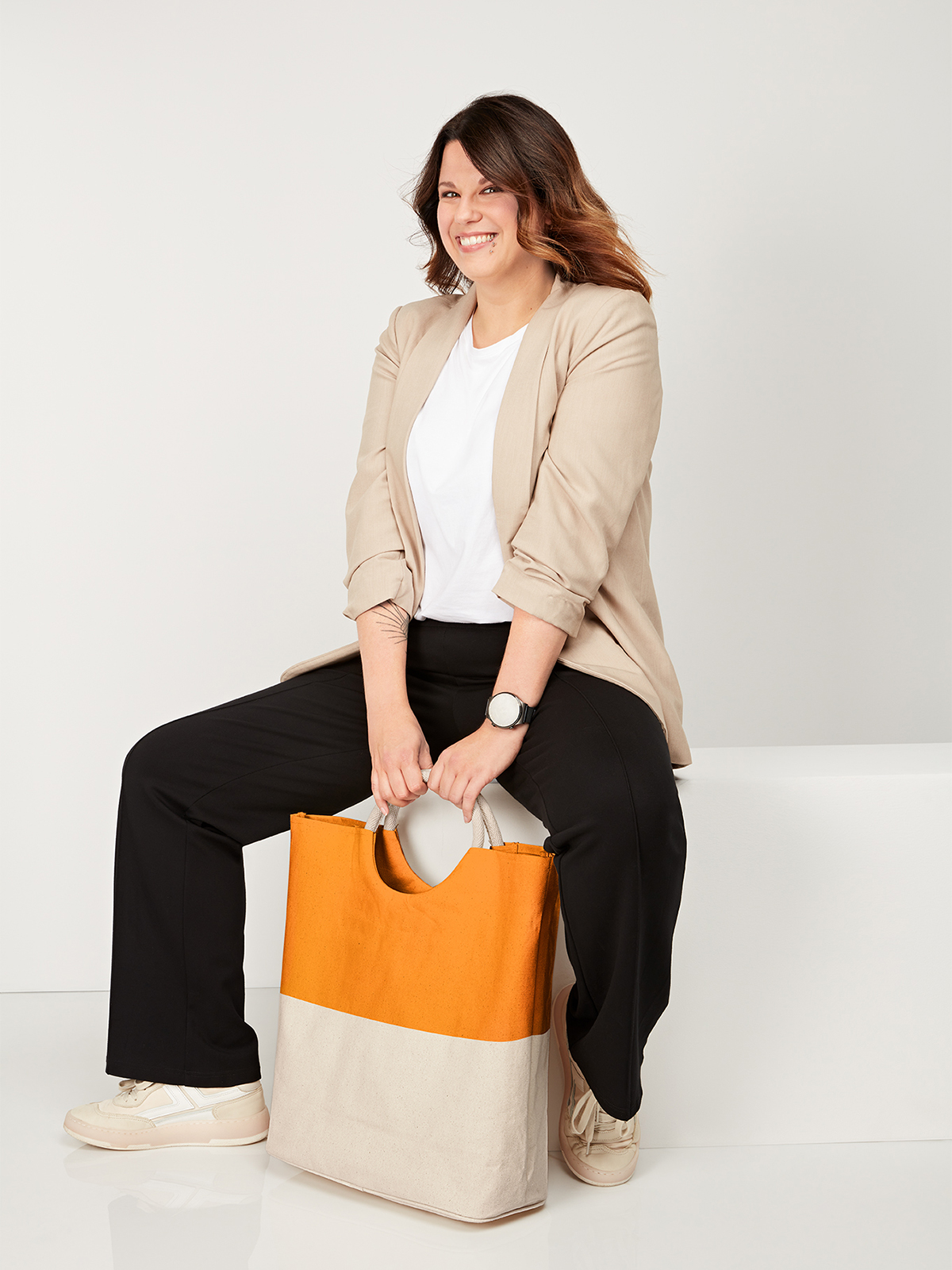 shopper SUNNY orange featuring a model