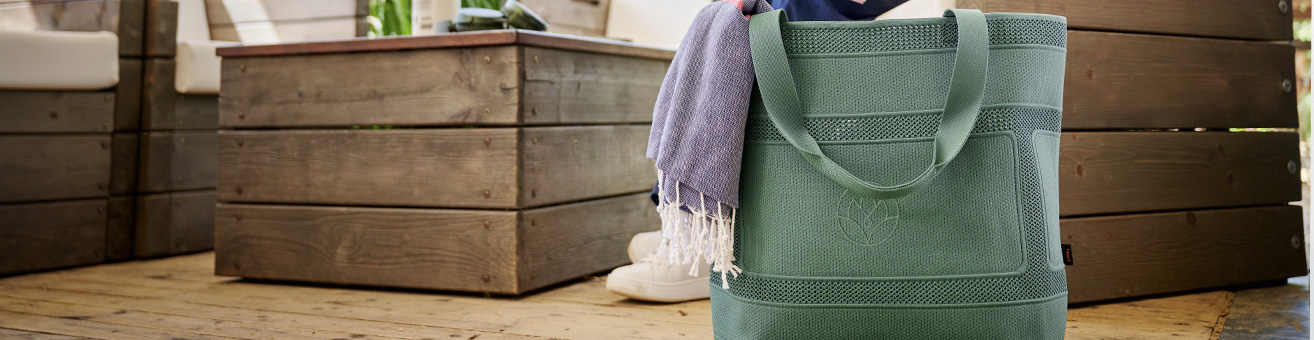 HALFAR® Shopper Mono vor einer Sitzgruppe aus Holz