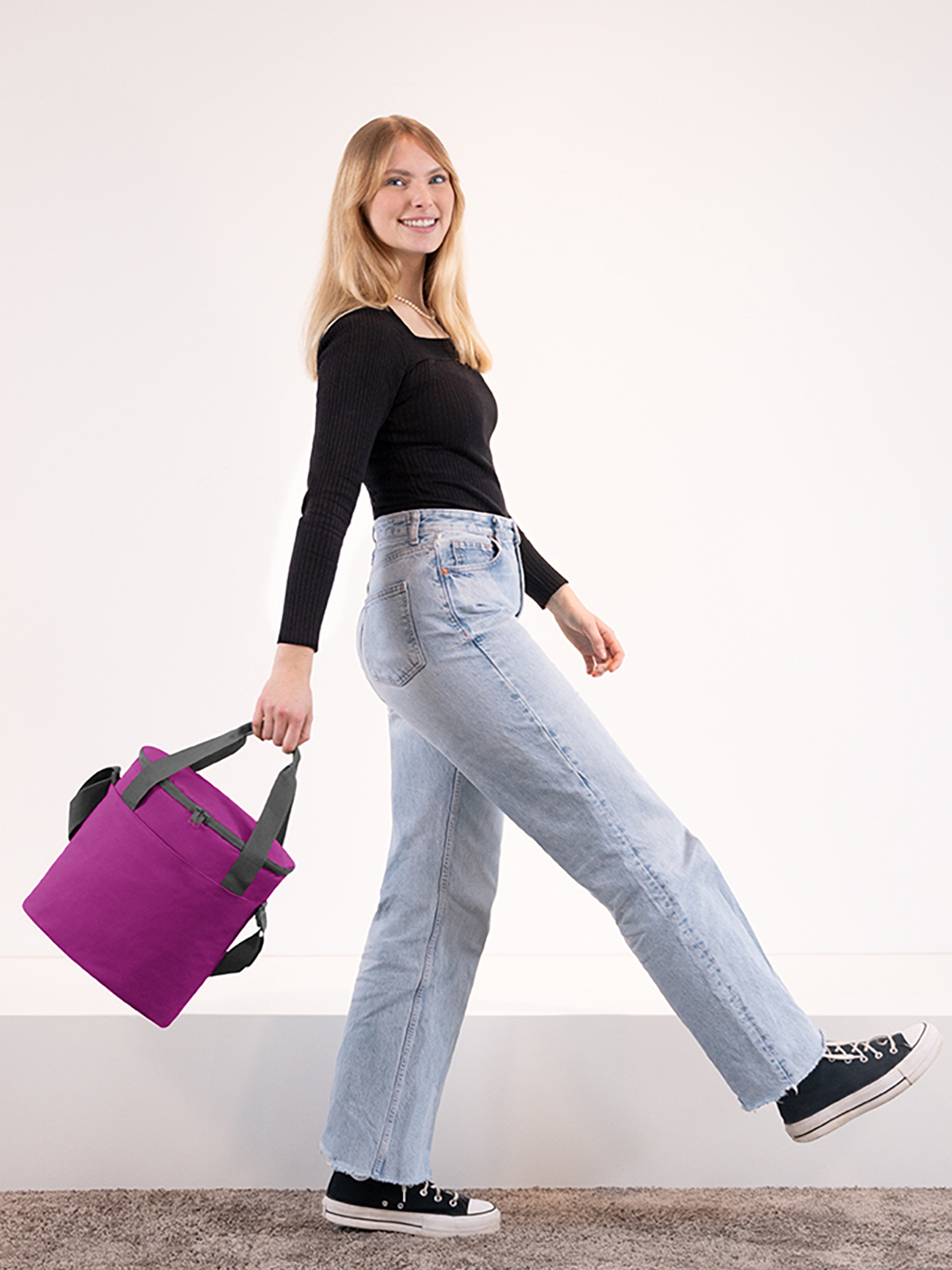 cool bag SOLUTION fuchsia featuring a model