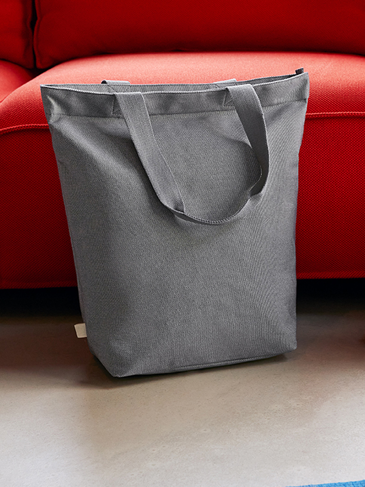 shopper LOOM grey featuring a model