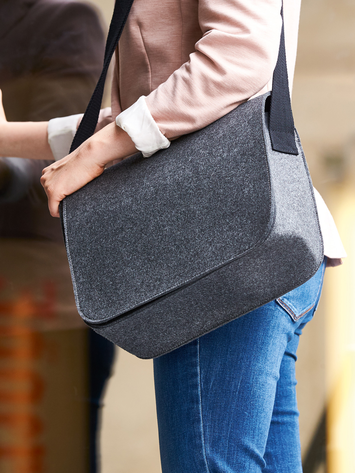 Schultertasche ModernClassic anthrazit mit Model