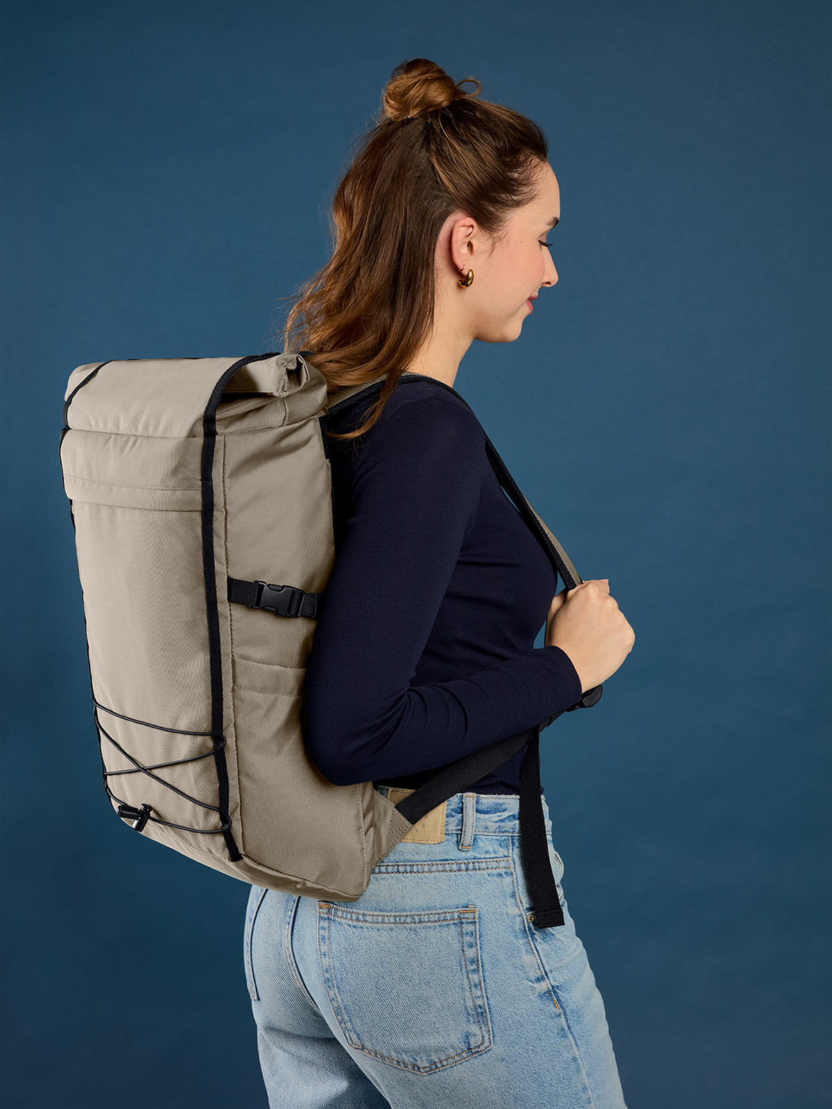notebook backpack FLEX in beige, shown with model