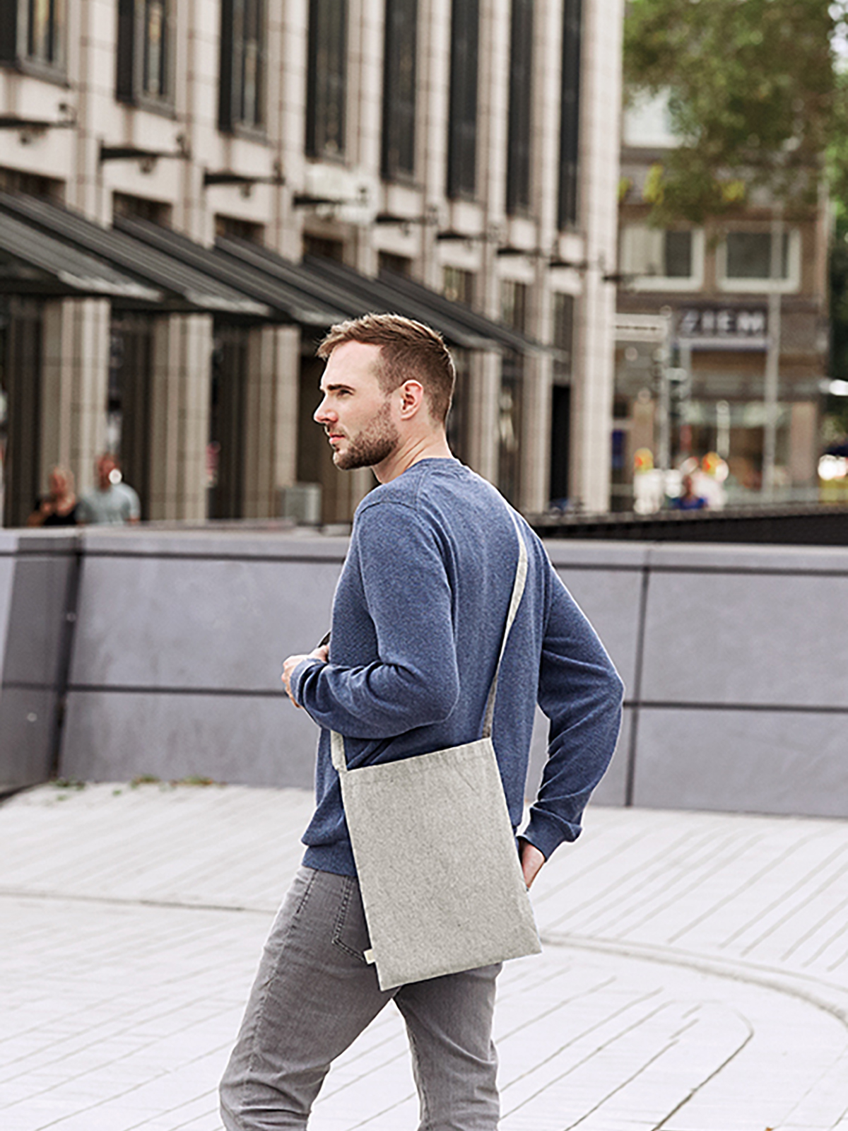 Tragetasche PLANET beige mit Model