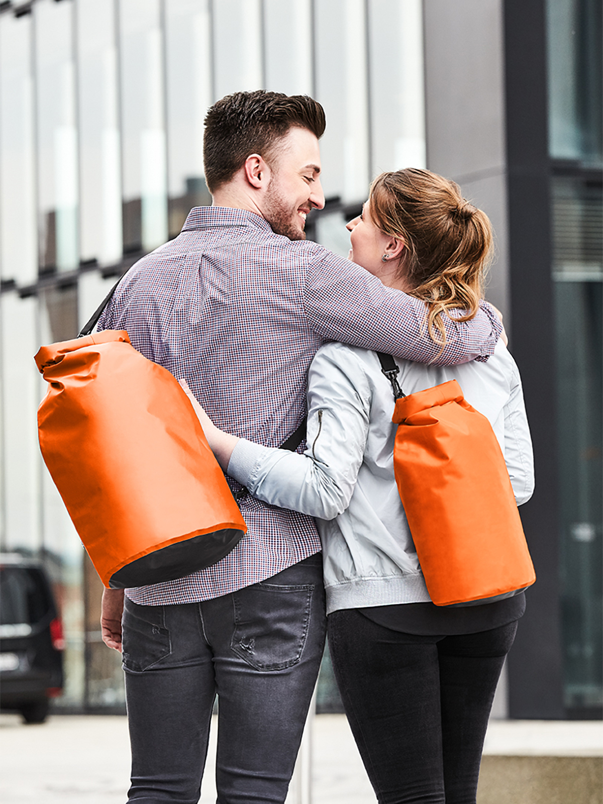 Drybag SPLASH und Drybag SPLASH 2 orange auf Ruecken getragen