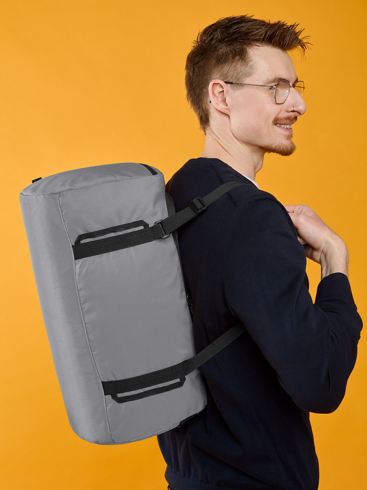 Sport-/Reisetasche LOOP mittelgrau mit Model