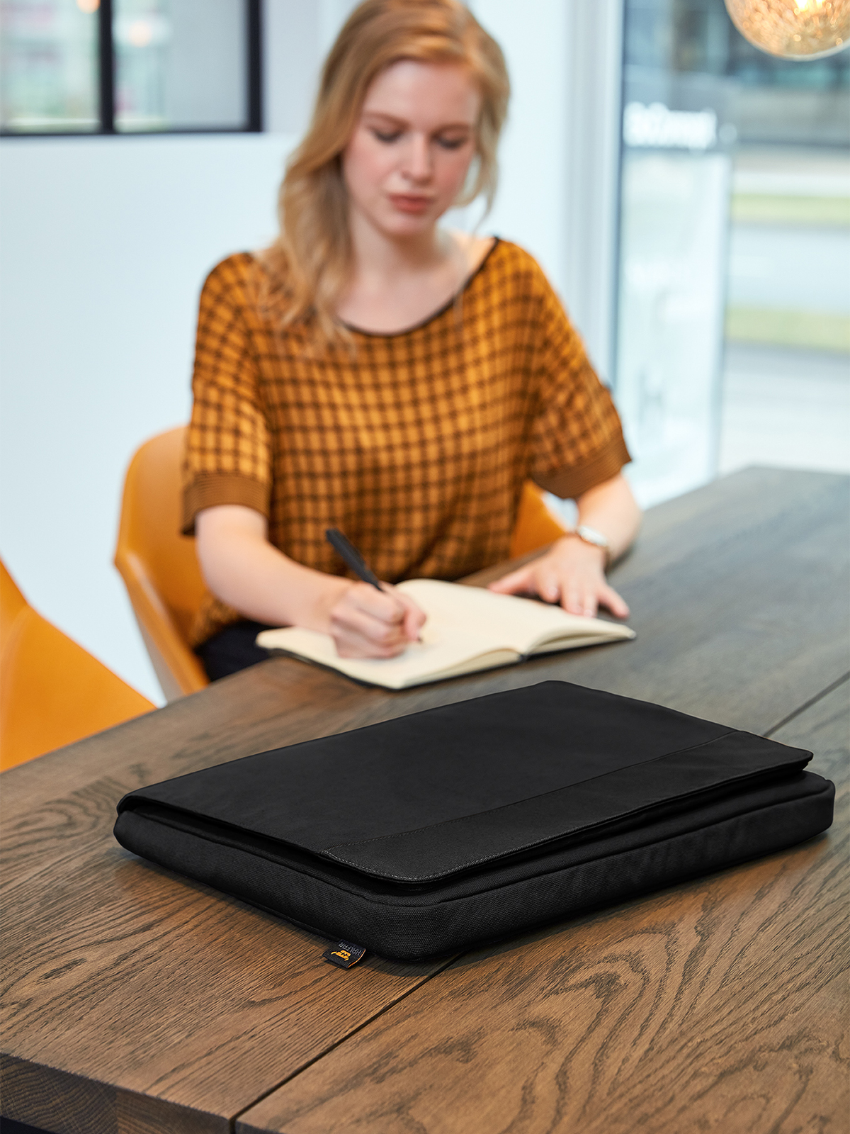 Huelle LIFE schwarz-schwarz mit Model