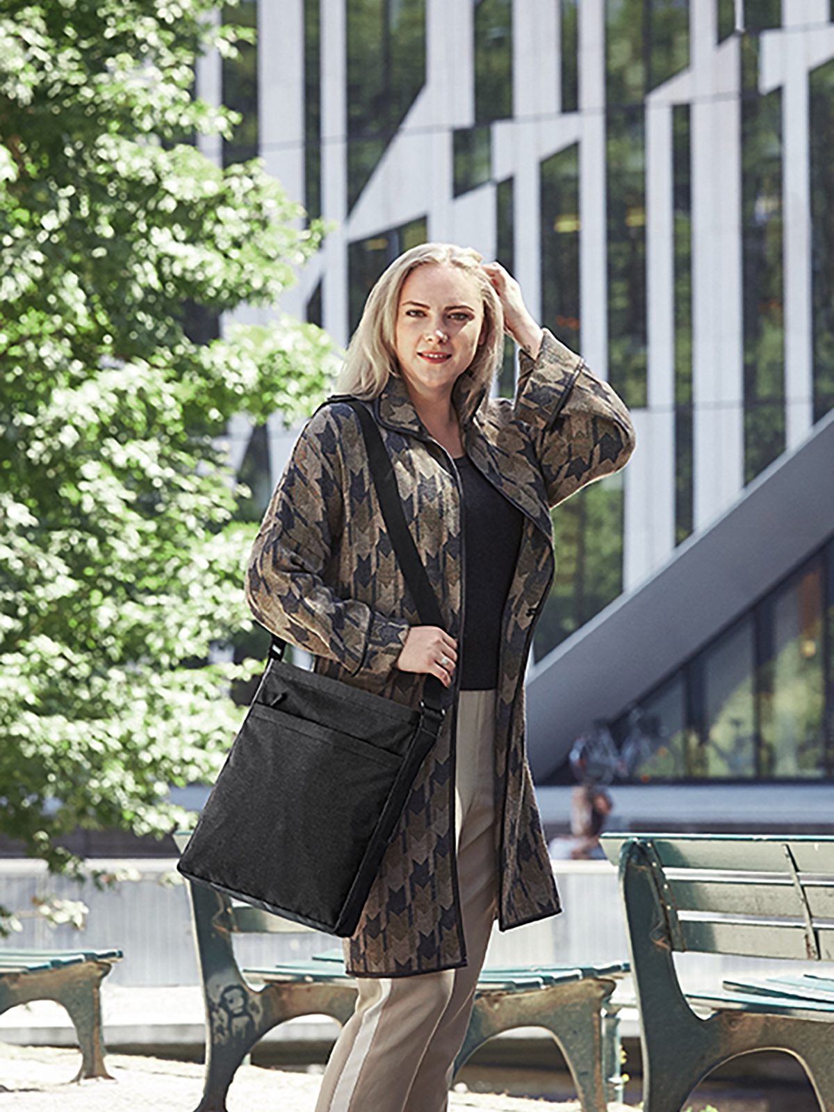 Umhaengetasche CIRCLE schwarz-meliert mit Model