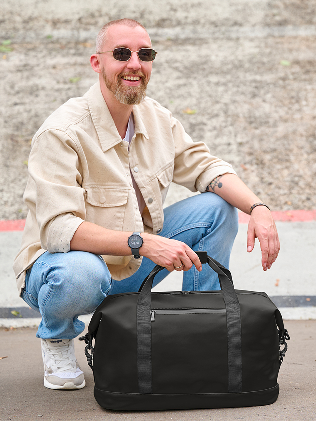 sport/travel bag PURE black featuring a model
