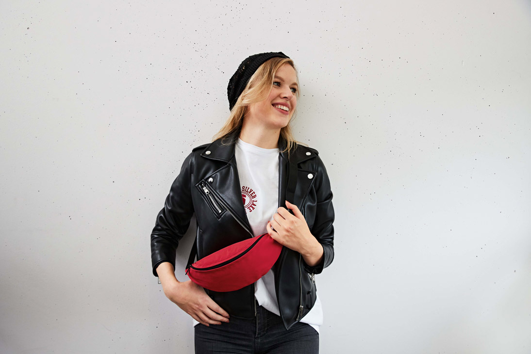 Kompakte DAILY Guerteltasche wird quer am Koerper getragen.
