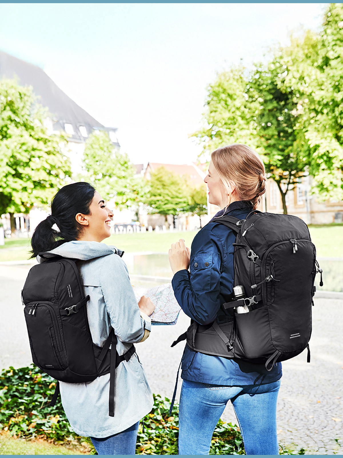 Daypack und Rucksack OUTDOOR schwarz getragen auf dem Ruecken