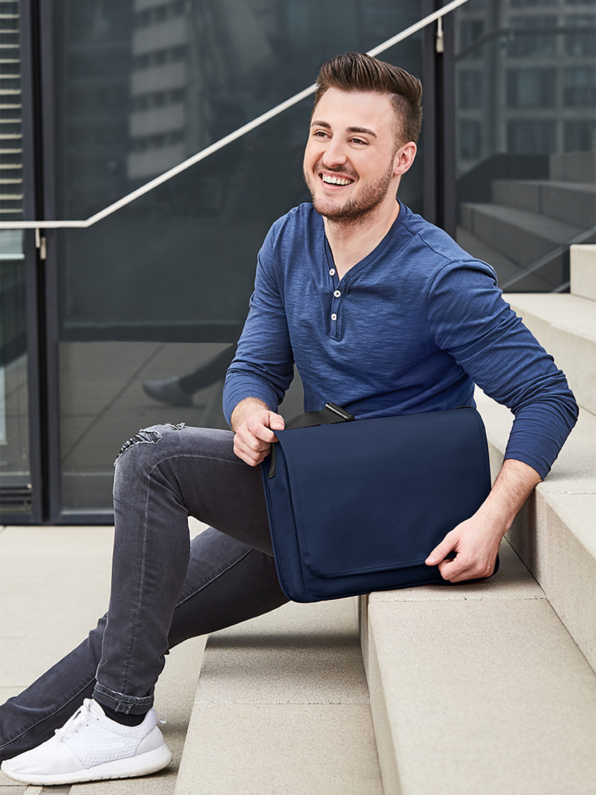 Promotiontasche KURIER marine mit Model