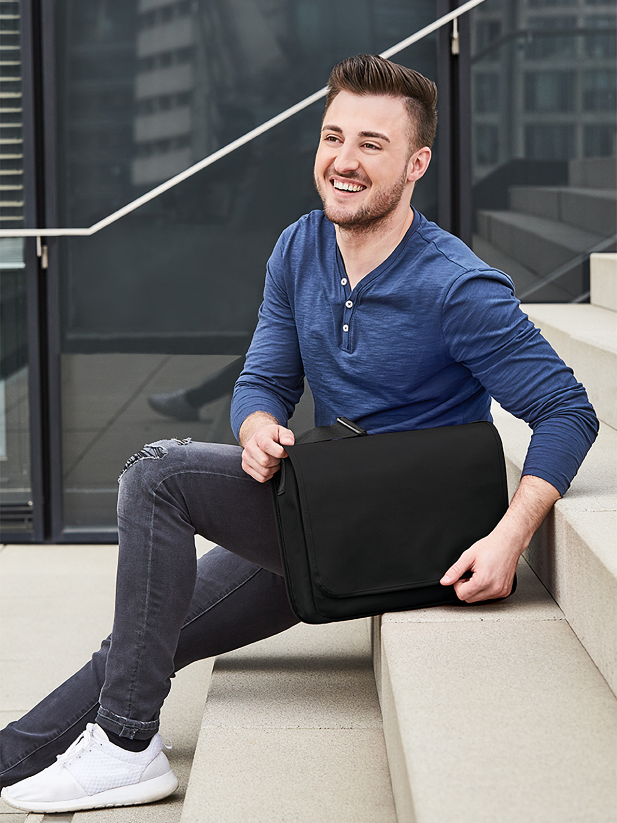 shoulder bag KURIER black featuring a model